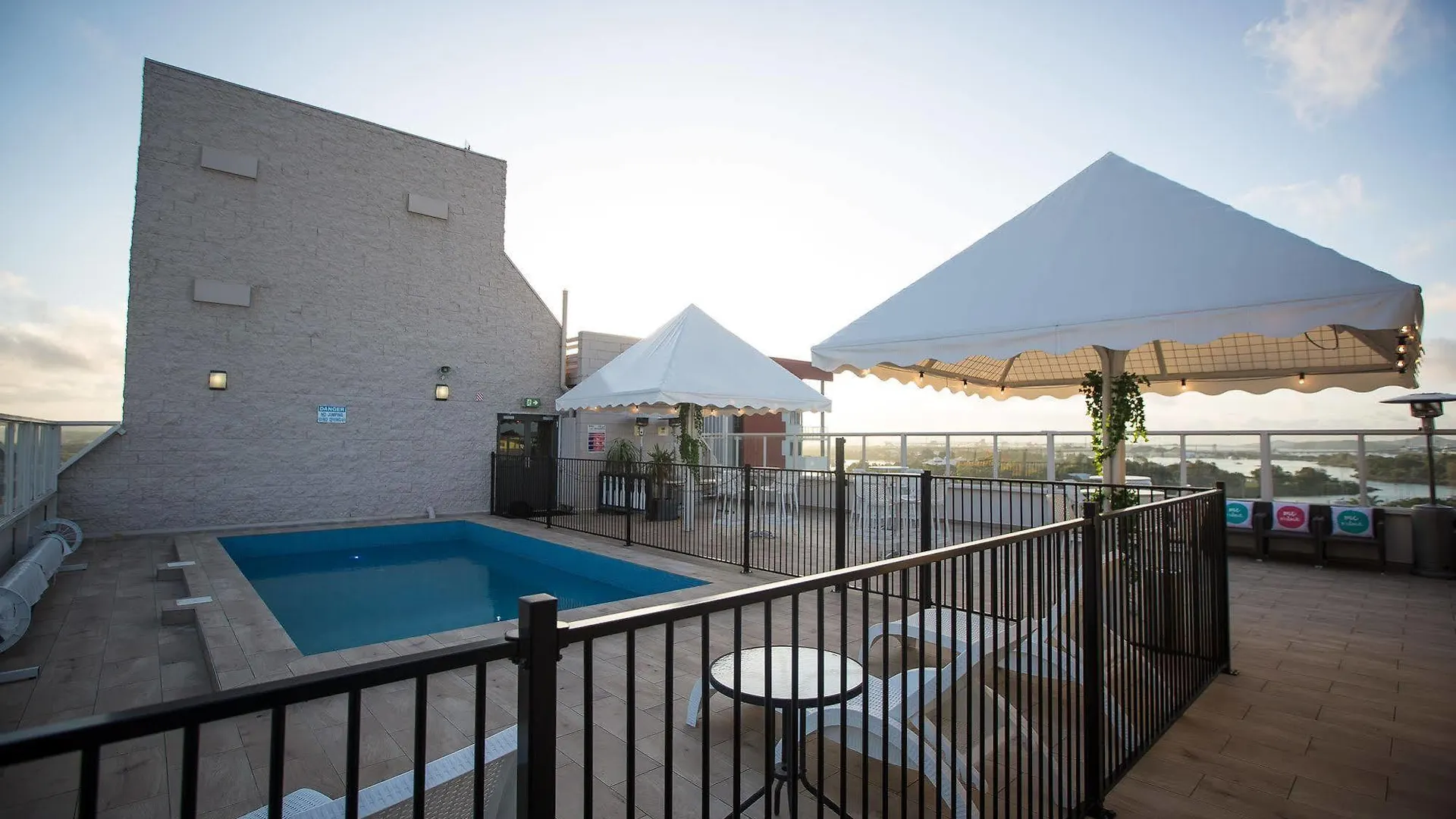 Gladstone Reef Hotel Motel 4*,